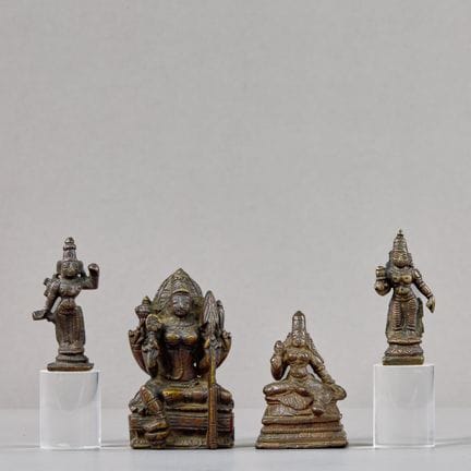 EINE GRUPPE VON VIER INDISCHEN BRONZEGÖTTERFIGUREN