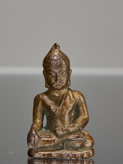 KLEINE SITZENDE BUDDHA-FIGUR AUS BURMA (MYANMAR), 