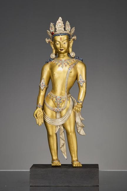 EINE GROSSE STEHENDE PADMAPANI-FIGUR AUS VERGOLDET