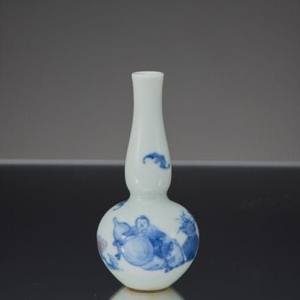 PETIT VASE BLEU ET BLANC EN FORME DE DOUBLE COURGE