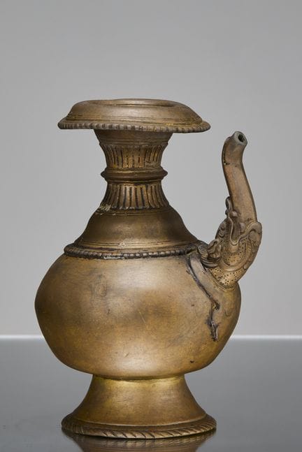 VASO DA ACQUA IN BRONZO NEPALESE DEL XVIII SECOLO
