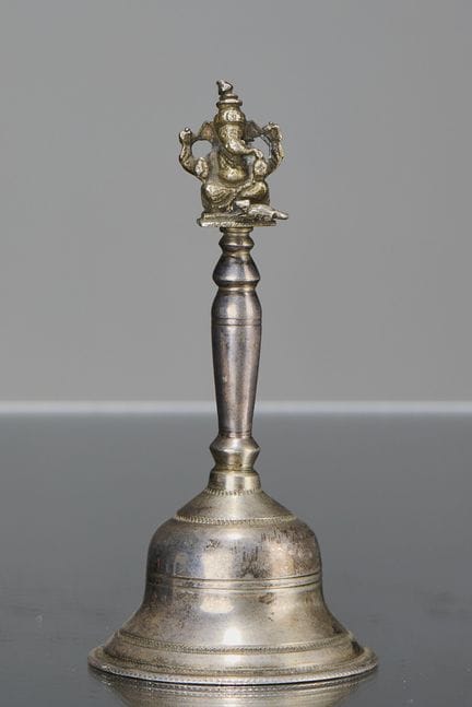INDIA - CAMPANELLA D'ARGENTO DEL XIX SECOLO

Dimen