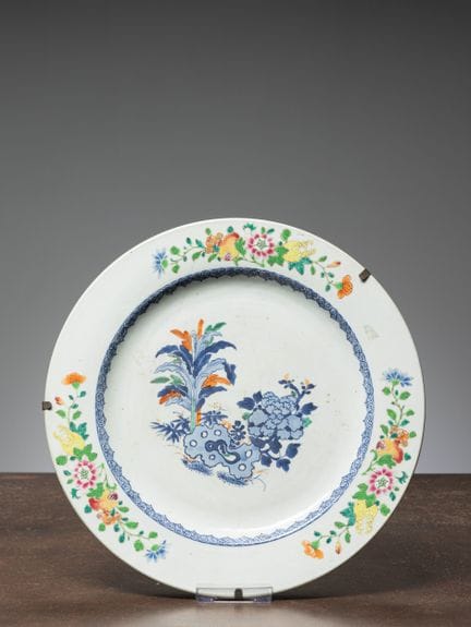 (R) EINE GROßE UNTERTASSE, CHINESISCHES PORZELLAN,