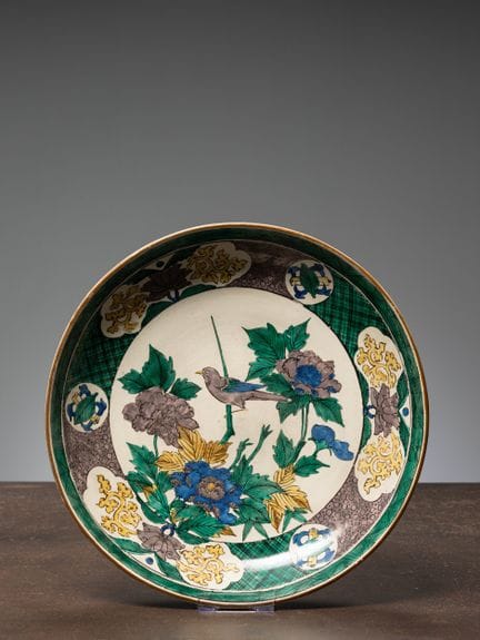 (R) PLAT EN PORCELAINE DE KUTANI, JAPON, XIXe SIÈC