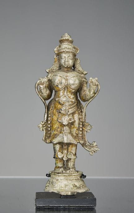 STEHENDE SURYA-FIGUR AUS SILBER – INDIEN, 18. JAHR