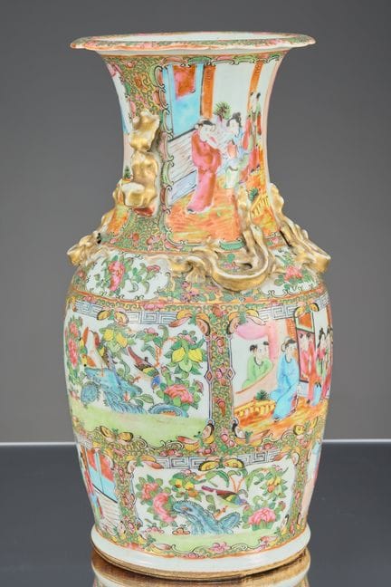 (R) VASE BULBEUX DE LA FAMILLE ROSE AVEC ANSES EN 