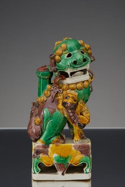 (R) CHIEN GARDIEN, GLAÇURE SANCAI, PÉRIODE KANGXI,