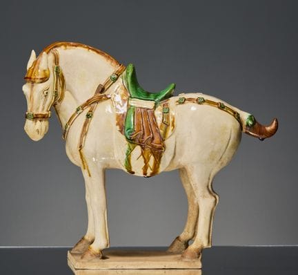 EIN CHINESISCHES KERAMIKPFERD

Maße: Höhe 37 cm, B