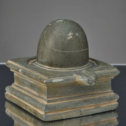 SHIVA-LINGAM AUF EINEM YONI-SOCKEL, KASCHMIR, 12. 