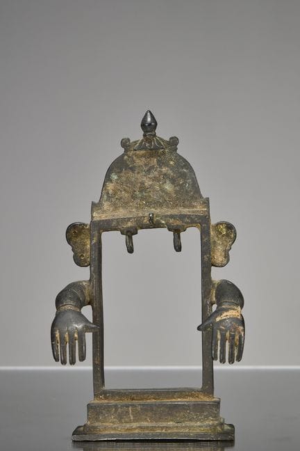 DIE OBERSTE GÖTTIN, DARGESTELLT ALS LEERE BRONZEFI
