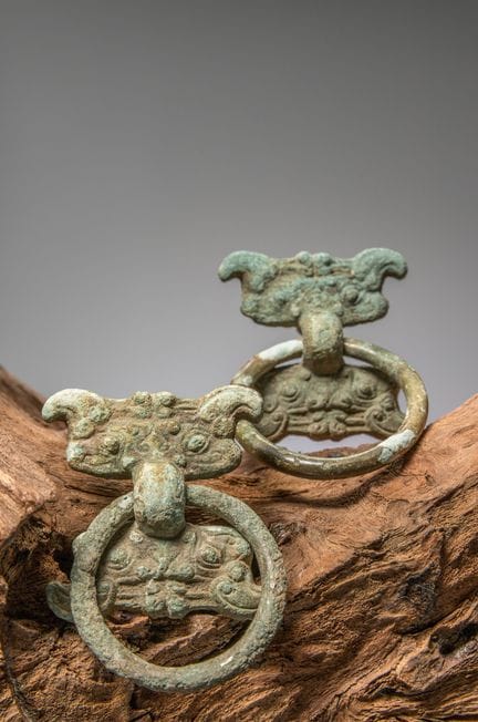 (R) PAIRE DE FERRURES EN BRONZE AVEC MASQUES TAOTI