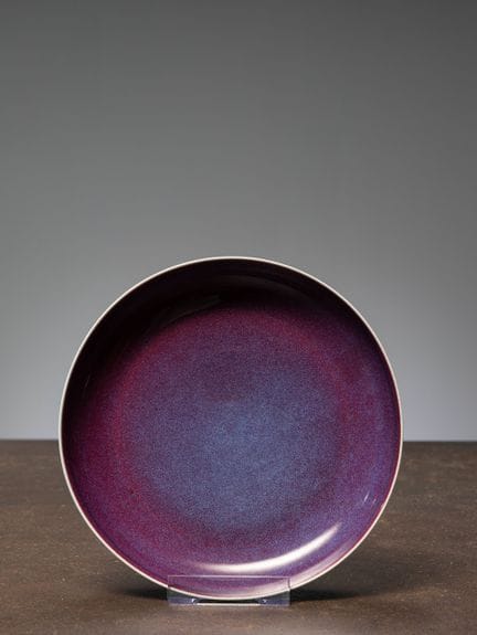 (R) ASSIETTE EN PORCELAINE CHINOISE À GLAÇURE VIOL