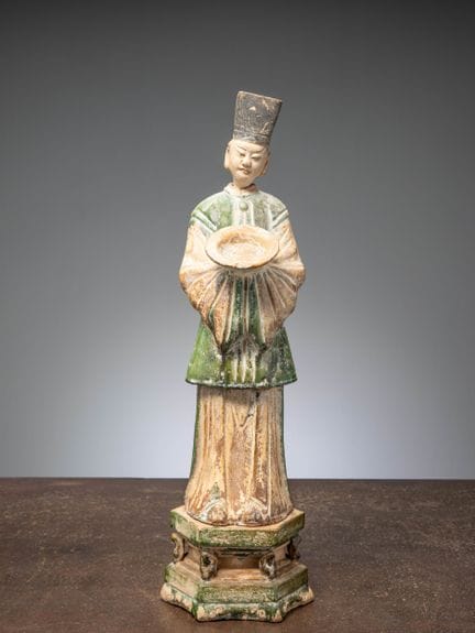 (R) UNE FIGURINE DE DIGNITAIRE CHINOISE EN TERRE C