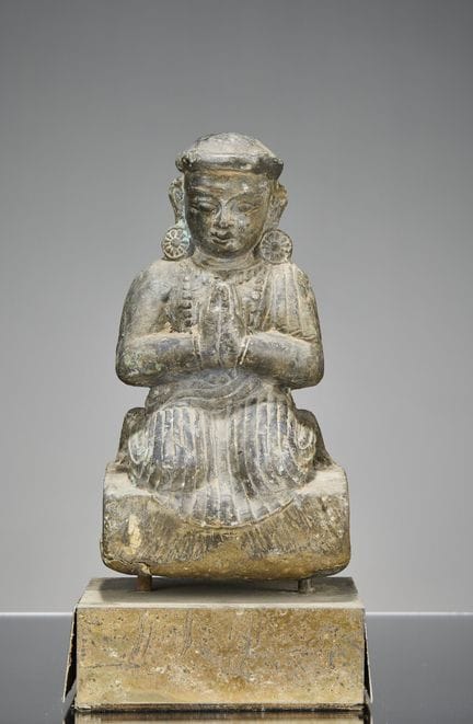 EINE KNIENDE STEINFIGUR, NEPAL, 18. JAHRHUNDERT

M