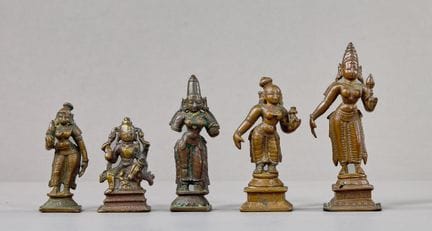 UN GRUPPO DI CINQUE FIGURE IN BRONZO DELL’INDIA ME