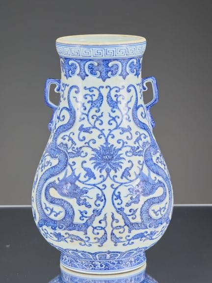 EIN BLAU-WEISSER DRACHEN-ZUN AUS PORZELLAN AUS DER