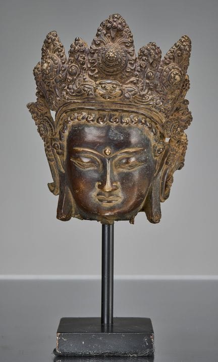 TÊTE DE BOUDDHA EN BRONZE, TIBET, XIXe SIÈCLE

Dim