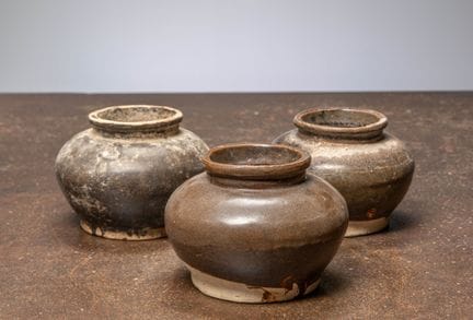 (R) TROIS JARS DE CONSERVATION EN GRÈS CHINOIS, DY