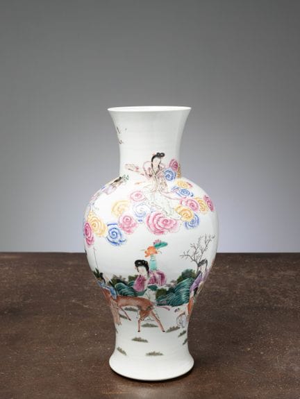 (R) UN MAGNIFIQUE VASE À BALUSTRES ; FAMILLE ROSE,