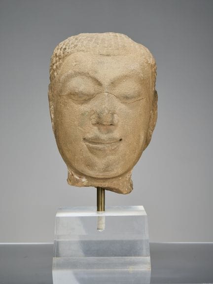 (R) EIN BUDDHA-KOPF AUS SANDSTEIN, KHMER, LOPBURI,