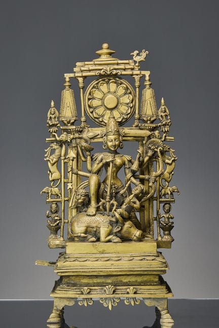 SEHR GROSSER BRONZE-DURGA-SCHREIN, INDIEN, 17. JAH