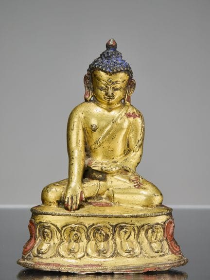 SITZENDER, VERGOLDETER BRONZE-BUDDHA, NEPAL, 15. J