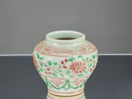 PICCOLO VASO DECORATO A POLICROMIA, CINA, TARDO PE
