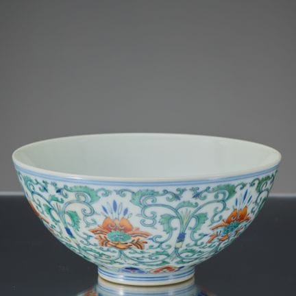 BOL CHINOIS EN PORCELAINE DOUCAI À MOTIFS DE LOTUS