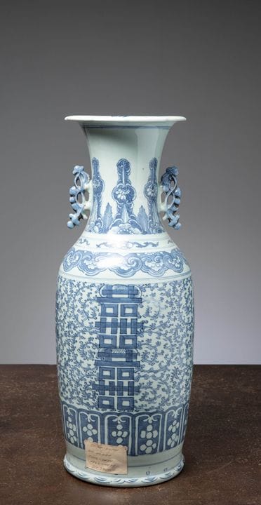 (R) EINE GROßE BLAU-WEIßE „SHOU“-VASE, CHINA, QING