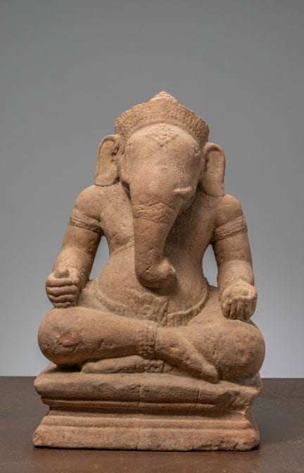 GANESHA SEDUTO IN PIETRA, PERIODO DI ANGKOR WAT, I