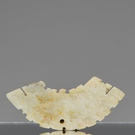 EIN CHINESISCHER JADE-HUANG

Maße: Höhe 9 cm, Brei
