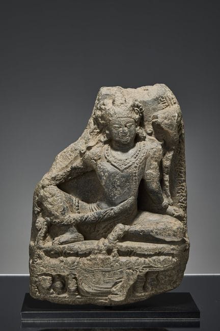 LOKESHVARA SEDUTO IN PIETRA, INDIA, DINASTIA PALA,