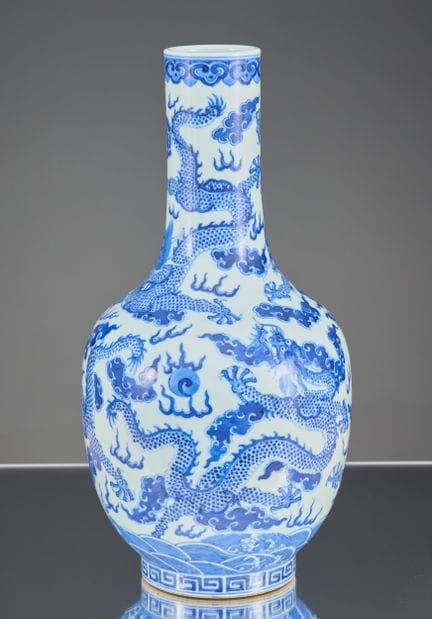 BLAU-WEIßE DRACHENFLASCHENVASE, QIANLONG-MARKE UND