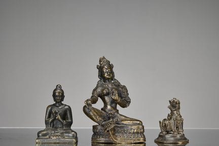 GRUPPO DI TRE FIGURE IN BRONZO ASIATICHE, XV–XIX S