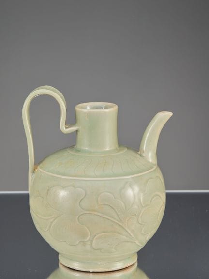 YAOZHOU-SELADON-KRUG MIT GESCHNITZTEM BLUMENVERZIE