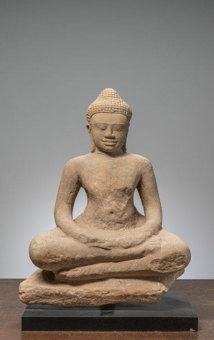 EIN SITZENDER BUDDHA AUS SANDSTEIN, BAYON-ZEIT, KA