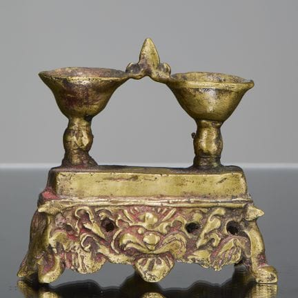 LAMPE À HUILE EN BRONZE, NÉPAL, XVIIIe SIÈCLE

Dim