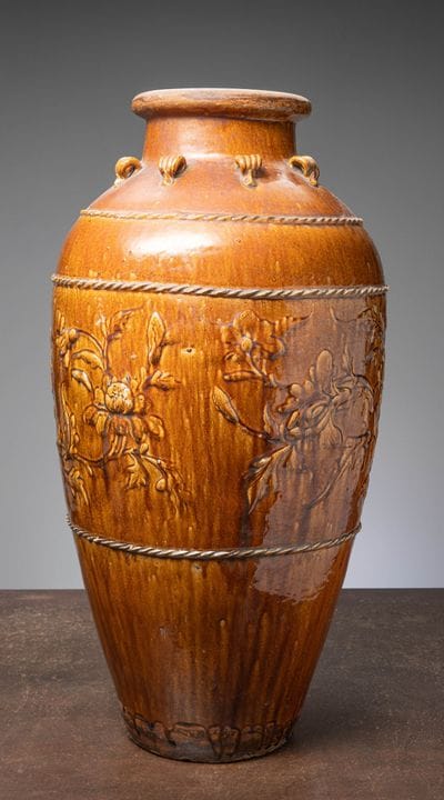 (R) EINE MARTABAN-VASE, SÜDCHINA, 15. JAHRHUNDERT
