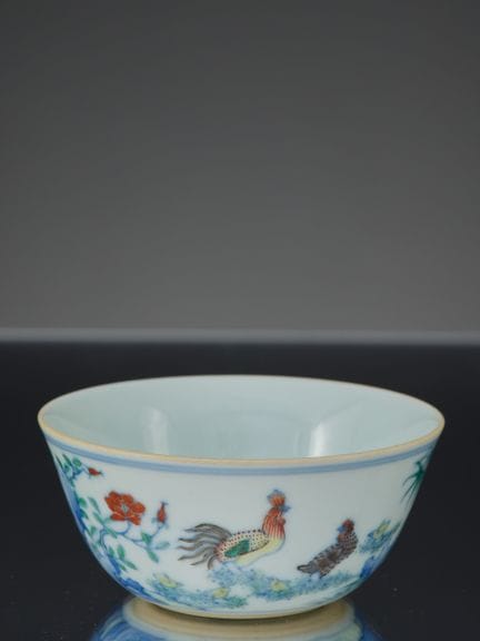 TAZZA A FORMA DI POLLO IN STILE DOUCAI, PERIODO YO