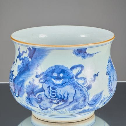EINE BLAU-WEIßE PORZELLANVASE MIT MYTHISCHEN TIERE