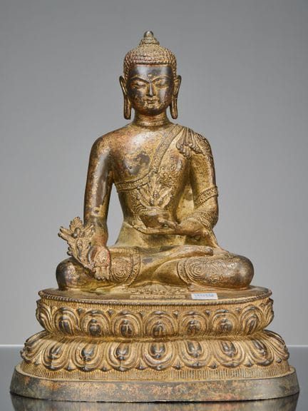 EIN TIBETISCHER SITZENDER MEDIZIN-BUDDHA AUS BRONZ