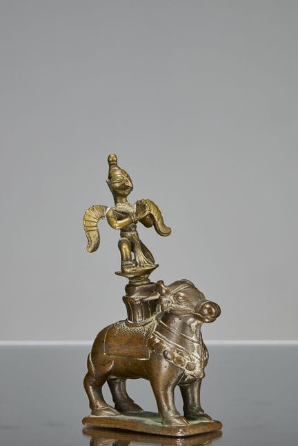 SELTENE NANDI-FIGUR MIT KNIEENDEM GARUDA, INDIEN, 