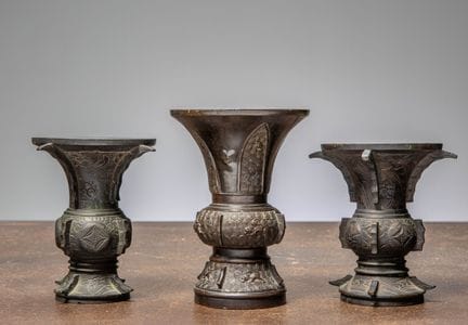(R) DREI BRONZE-RITUALGEFÄSSE IM GU-STIL, CHINA, 1