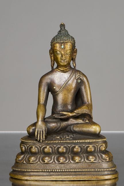 EINE SITZENDE BRONZESTATUE VON BUDDHA SHAKYAMUNI, 