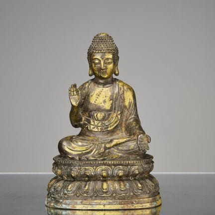 BOUDDHA CHINOIS EN BRONZE ASSIS, REDORÉ, AVEC INSC