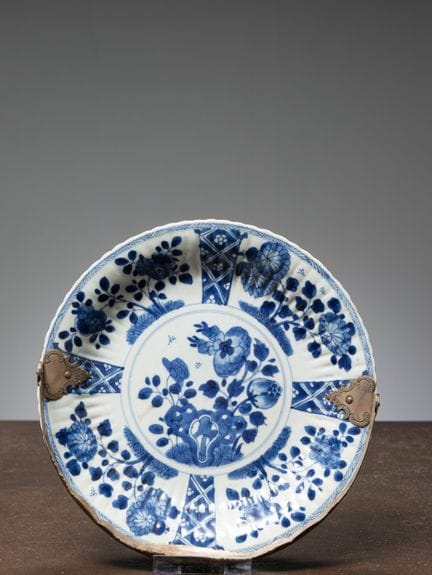 (R) EIN KANGXI-OPFERTELLER, CHINA, 18. JAHRHUNDERT
