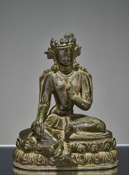 SITZENDE GRÜNE TARA AUS BRONZE, TIBET, 15. JAHRHUN