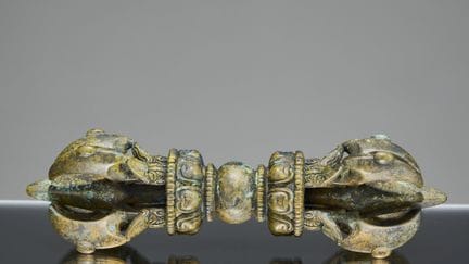 EIN BRONZE-VAJRA AUS TIBET, 19. JAHRHUNDERT

Maße: