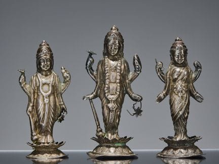 ENSEMBLE DE TROIS SCULPTURES EN ARGENT REPOUSSÉ, I
