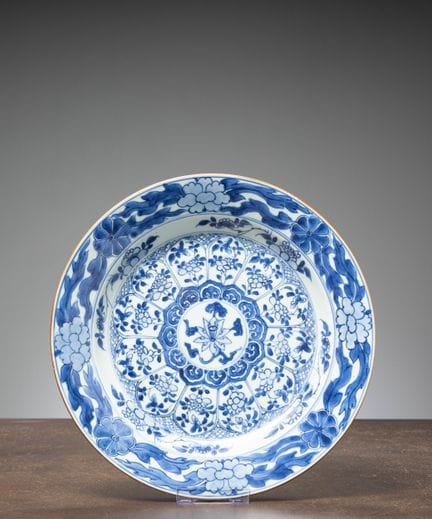 (R) GRAND PLAT EN PORCELAINE BLEUE ET BLANCHE, CHI